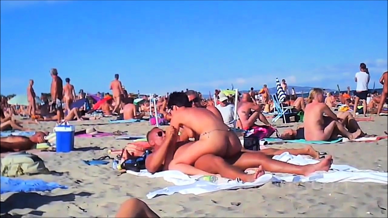 Смотри Мобильные Порно Видео Исключительно в HD - Voyeur Girl Naked On Public  Beach - - TubeOn.com