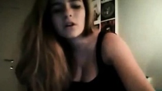 Esta Joven Se Calienta Y Se Masturba Por Webcam